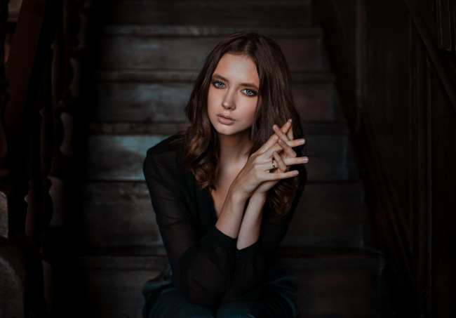 Обои картинки фото девушки, disha shemetova, диша, шеметова, максим, максимов, сидя, лестница, голубые, глаза