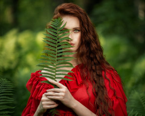 Картинка девушки -+брюнетки +шатенки брюнетка локоны папоротник алое платье