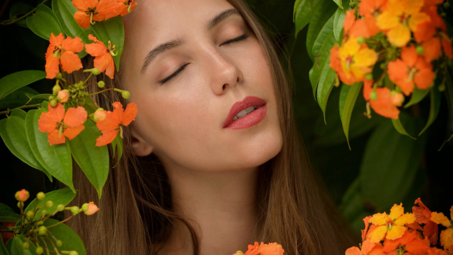 Обои картинки фото девушки, - лица,  портреты, шатенка, цветы, закрытые, глаза, портрет