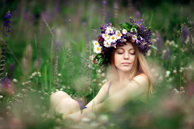 Обои картинки фото девушки, - блондинки,  светловолосые, трава, луг, блондинка, венок