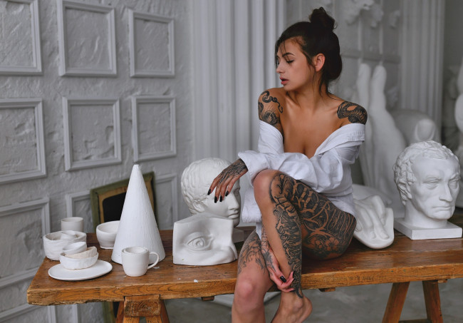 Обои картинки фото евгения таланина, девушки, евгения, таланина, модель, брюнетка, поза, тату