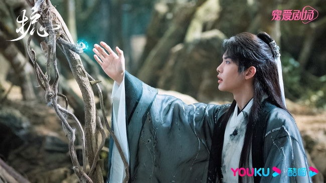 Обои картинки фото кино фильмы, back from the brink, парень, наряд, магия, ветки