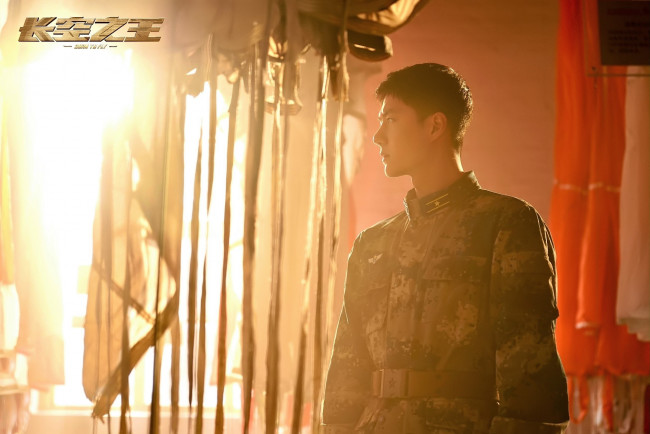 Обои картинки фото кино фильмы, born to fly, летчик, форма