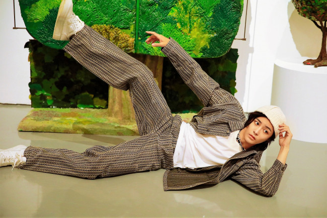 Обои картинки фото мужчины, hou ming hao, актер, костюм, кепка, декорации