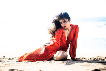 Картинка девушки -+брюнетки +шатенки брюнетка платье песок ветер