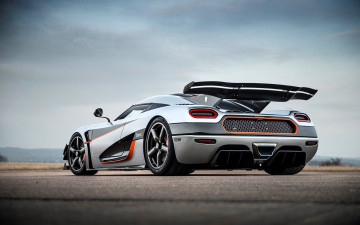 Картинка koenigsegg+agera автомобили koenigsegg белый площадка небо