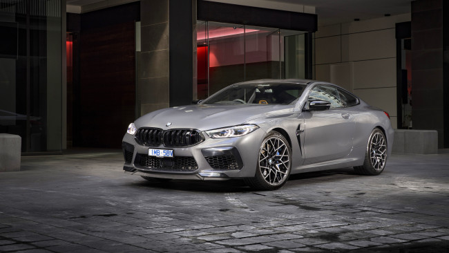 Обои картинки фото bmw m8 competition coupe, автомобили, bmw, серебристый, здание, плитка