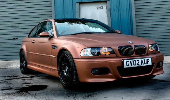 Обои картинки фото bmw m3 matte, автомобили, bmw, коричневый, здание