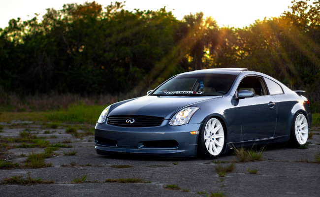 Обои картинки фото infiniti g, автомобили, infiniti, синий, лучи, кусты, деревья, площадка