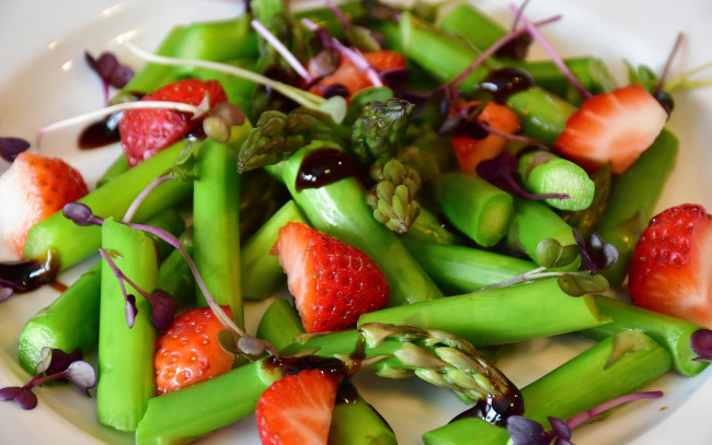 Обои картинки фото еда, салаты,  закуски, спаржа, салат, ягоды, клубника
