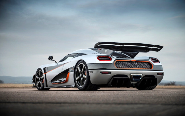 Обои картинки фото koenigsegg agera, автомобили, koenigsegg, белый, площадка, небо