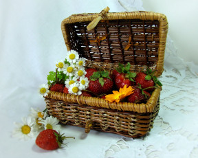 Картинка izumrudinka2009 друзья налетайте хватит на всех еда клубника земляника