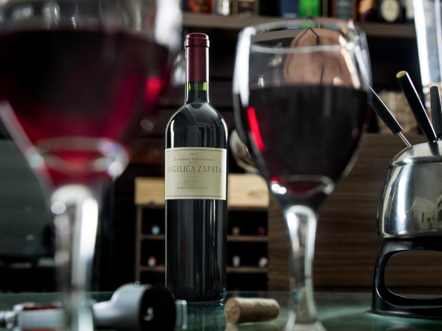 Обои картинки фото еда, напитки, вино, бутылка, бокалы