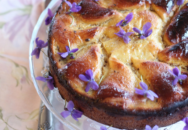 Обои картинки фото еда, пироги, фиалки, тесто