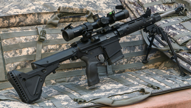 Обои картинки фото finished costumized bushmaster 308 orc, оружие, винтовки с прицеломприцелы, снайперка, оптика, винтовка, сошки, прицел