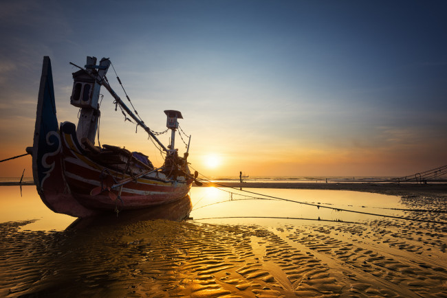 Обои картинки фото корабли, моторные лодки, рассвет, лодка, отлив, океан