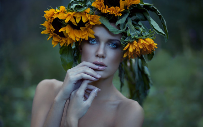Обои картинки фото девушки, -unsort , лица,  портреты, подсолнухи, руки, взгляд, лицо, венок