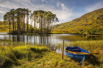 Картинка корабли лодки +шлюпки деревья трава водоем холмы