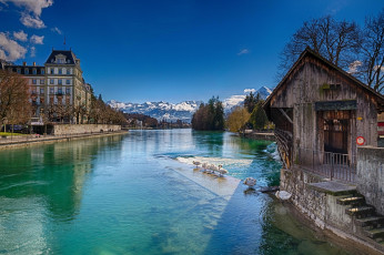 Картинка города -+пейзажи лебеди дома водоем горы