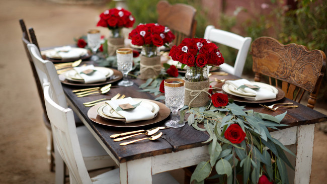 Обои картинки фото интерьер, декор,  отделка,  сервировка, праздник, приборы, сервировка, розы