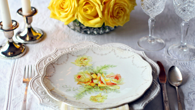 Обои картинки фото интерьер, декор,  отделка,  сервировка, приборы, сервировка, розы