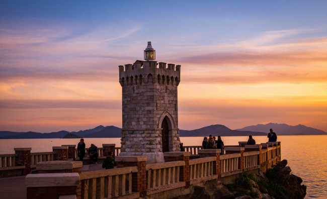 Обои картинки фото природа, маяки, море, закат, люди