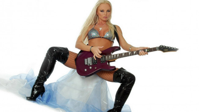 Обои картинки фото музыка, -другое, гитара, взгляд, девушка