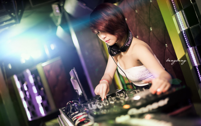 Обои картинки фото музыка, -другое, девушка, диджей, наушники, пульт, микшер