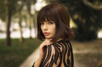 Картинка девушки marie+grippon шатенка блузка парк