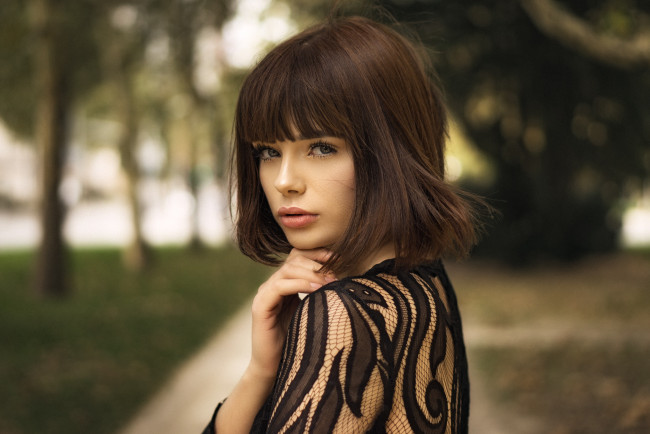 Обои картинки фото девушки, marie grippon, шатенка, блузка, парк