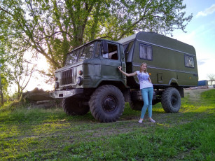 Картинка газ-+66 автомобили -авто+с+девушками газ- 66 автомобиль шишига девушка дерево