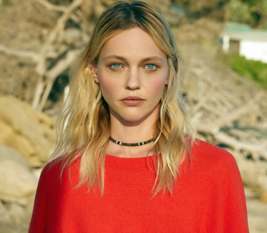 Обои картинки фото девушки, саша пивоварова, модель, блондинка, свитер