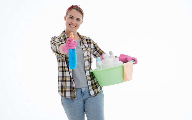 Обои картинки фото девушки, - брюнетки,  шатенки, домохозяйка, флаконы, рубашка, джинсы, таз