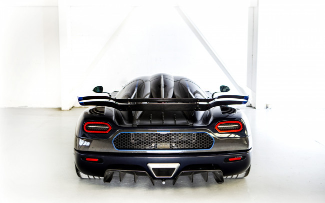 Обои картинки фото koenigsegg agera one 1, автомобили, koenigsegg, agera, one, 1, вид, сзади, экстерьер, гиперкар, темно, синий, роскошный, спортивные