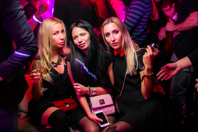 Обои картинки фото девушки, - группа девушек, красивая, девушка, ночной, клуб
