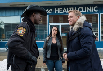 Картинка кино+фильмы resident+alien+ сериал шериф мужчина женщина улица