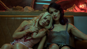 обоя кино фильмы, sky rojo , сериал, девушки, кровь, диван