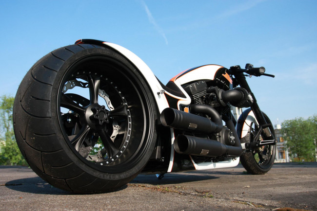 Обои картинки фото мотоциклы, customs, кастомизированный, тюнингованый, мотоцикл, крутой, байк, железный, конь, который, даёт, свободу, ветер, в, лицо, и, волосы, по, ветру