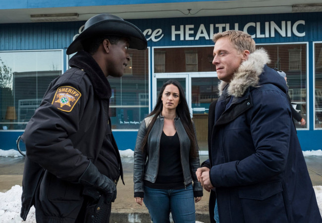 Обои картинки фото кино фильмы, resident alien , сериал, шериф, мужчина, женщина, улица