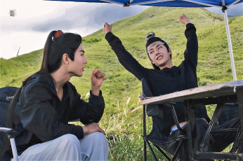 Картинка разное знаменитости сяо чжань ван ибо стол костюмы