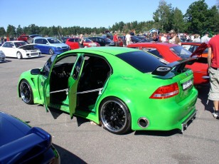 Картинка автомобили выставки уличные фото