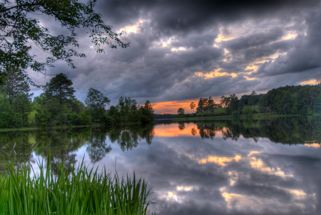 Обои картинки фото природа, реки, озера, вечер, вода, тучи, деревья