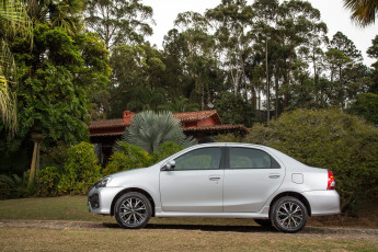 Картинка автомобили toyota etios platinum hatchback latam 2016г