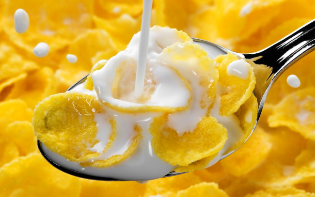 Обои картинки фото еда, мюсли,  хлопья, струя, хлопья, молоко