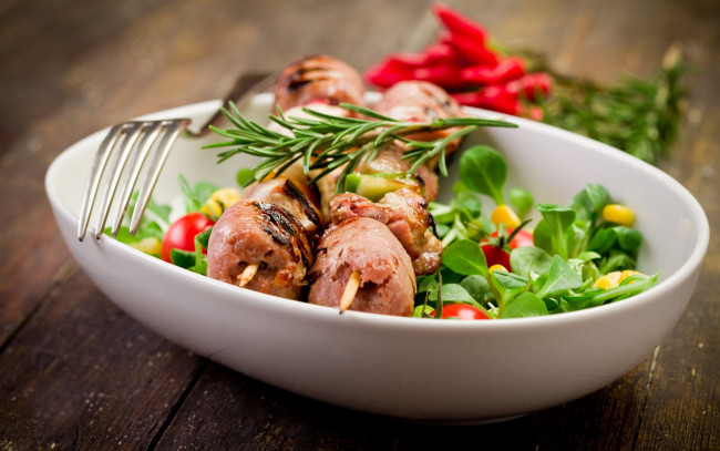 Обои картинки фото еда, шашлык,  барбекю, мясо, вилка, тарелка, блюдо