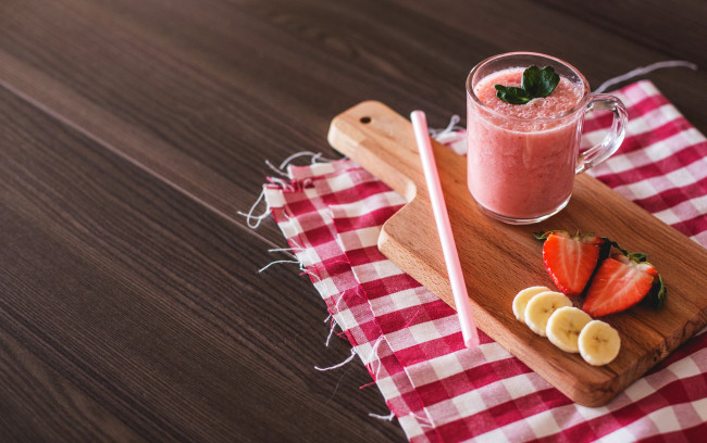 Обои картинки фото еда, напитки,  коктейль, клубника, салфетка, банан, коктейль, трубочка