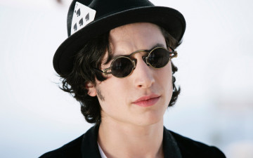 Картинка мужчины ezra+miller очки карта шляпа