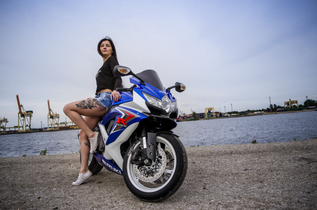 Обои картинки фото мотоциклы, мото с девушкой, девушка, взгляд, фон