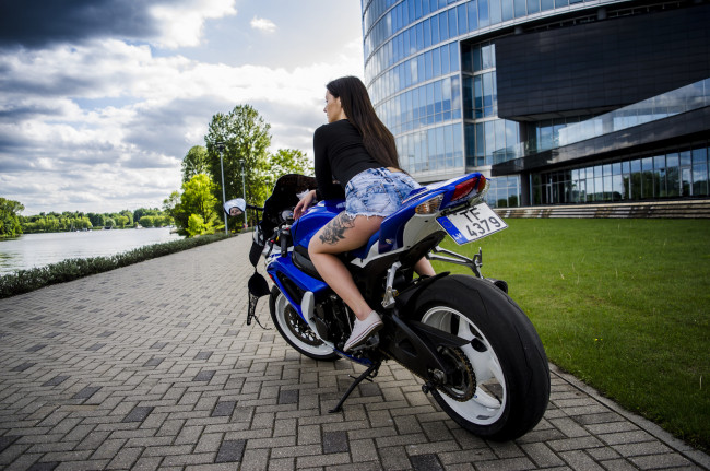 Обои картинки фото мотоциклы, мото с девушкой, взгляд, девушка, фон