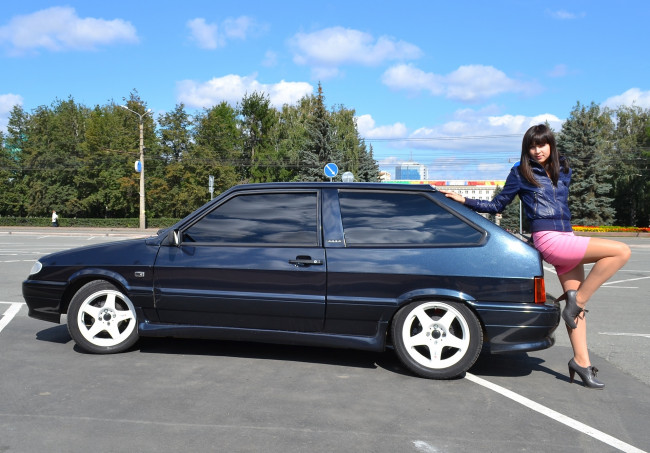 Обои картинки фото ваз- 2113, автомобили, -авто с девушками, девушка, автомобиль, ваз-, 2113, брюнетка, самара, лада